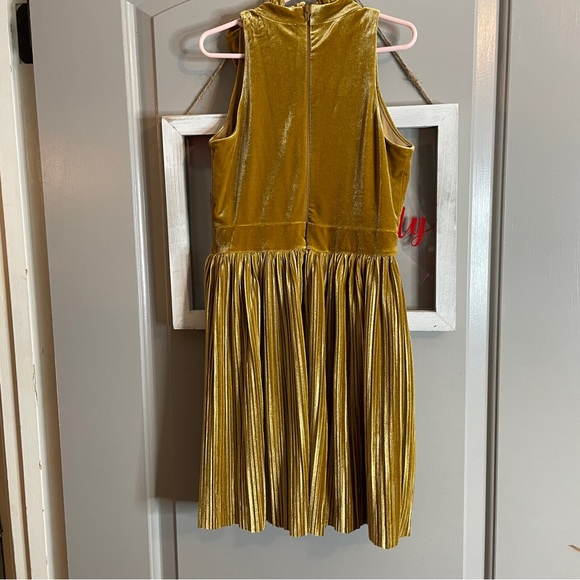 Gianni Bini GB Girls Size 8 Gold Velvet Dress High Neck Sleeveless Pleated - Picture 7 of 8